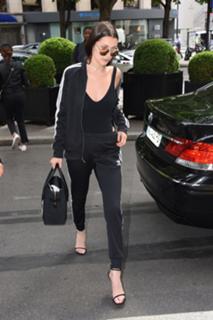 Bella Hadid feet photo thumbnail