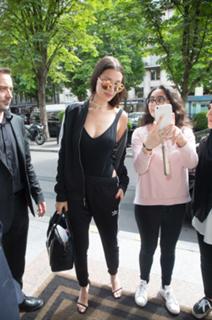 Bella Hadid feet photo thumbnail