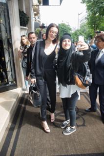 Bella Hadid feet photo thumbnail