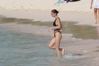 Bella Hadid feet photo thumbnail