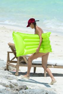 Bella Hadid feet photo thumbnail