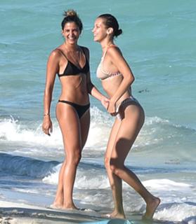 Bella Hadid feet photo thumbnail