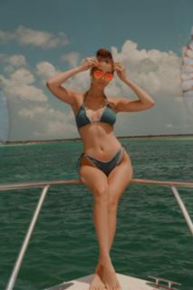 Bella Hadid feet photo thumbnail
