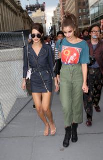 Bella Hadid feet photo thumbnail