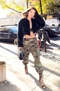 Bella Hadid feet photo thumbnail