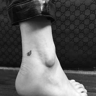 Bella Hadid feet photo thumbnail