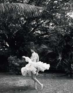 Bella Hadid feet photo thumbnail
