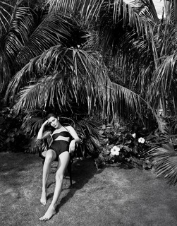Bella Hadid feet photo thumbnail