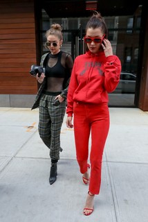 Bella Hadid feet photo thumbnail
