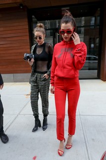 Bella Hadid feet photo thumbnail