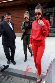 Bella Hadid feet photo thumbnail