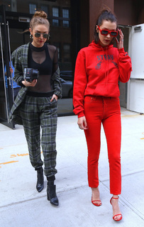 Bella Hadid feet photo thumbnail