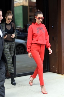 Bella Hadid feet photo thumbnail