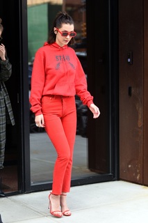 Bella Hadid feet photo thumbnail