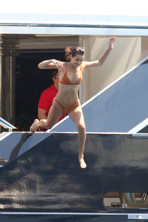 Bella Hadid feet photo thumbnail