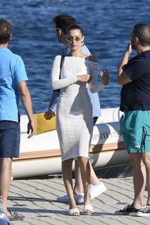 Bella Hadid feet photo thumbnail