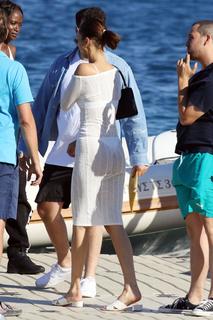 Bella Hadid feet photo thumbnail