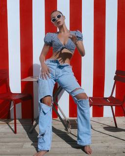 Bella Hadid feet photo thumbnail