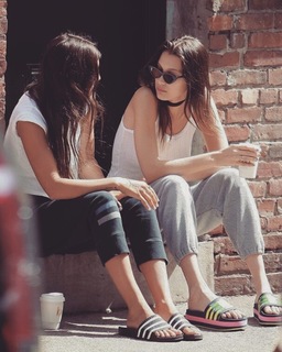 Bella Hadid feet photo thumbnail