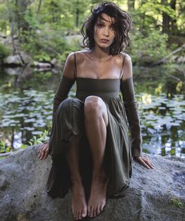 Bella Hadid feet photo thumbnail