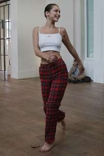 Bella Hadid feet photo thumbnail