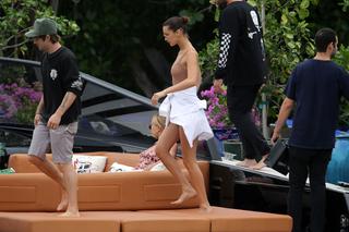 Bella Hadid feet photo thumbnail
