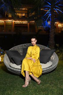 Bella Hadid feet photo thumbnail