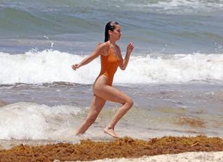 Bella Hadid feet photo thumbnail