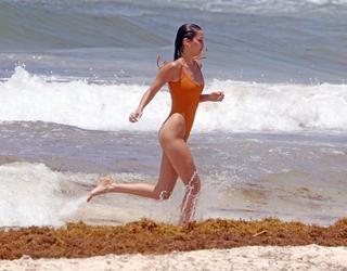 Bella Hadid feet photo thumbnail