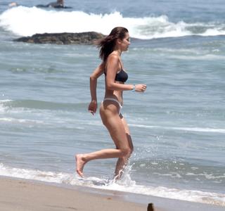 Bella Hadid feet photo thumbnail