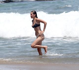 Bella Hadid feet photo thumbnail