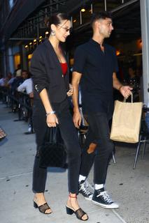 Bella Hadid feet photo thumbnail