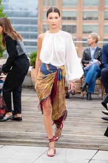 Bella Hadid feet photo thumbnail