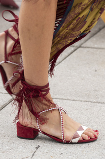 Bella Hadid feet photo thumbnail