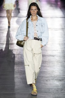 Bella Hadid feet photo thumbnail