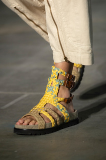 Bella Hadid feet photo thumbnail