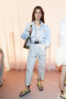 Bella Hadid feet photo thumbnail