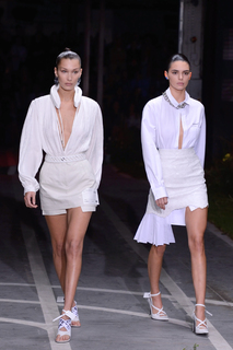 Bella Hadid feet photo thumbnail
