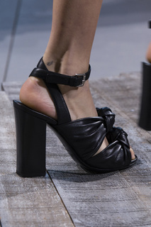 Bella Hadid feet photo thumbnail