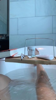 Bella Hadid feet photo thumbnail