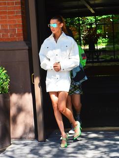 Bella Hadid feet photo thumbnail