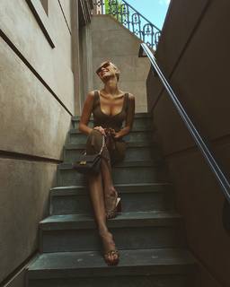 Bella Hadid feet photo thumbnail
