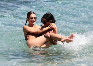 Bella Hadid feet photo thumbnail