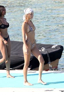 Bella Hadid feet photo thumbnail