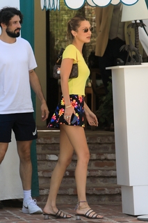 Bella Hadid feet photo thumbnail