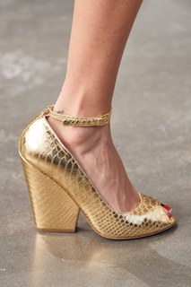 Bella Hadid feet photo thumbnail