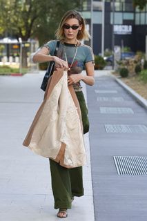 Bella Hadid feet photo thumbnail