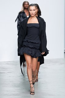 Bella Hadid feet photo thumbnail