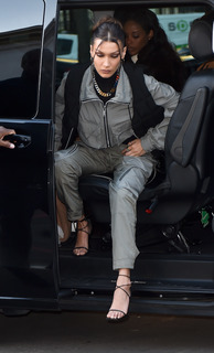 Bella Hadid feet photo thumbnail