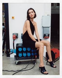 Bella Hadid feet photo thumbnail